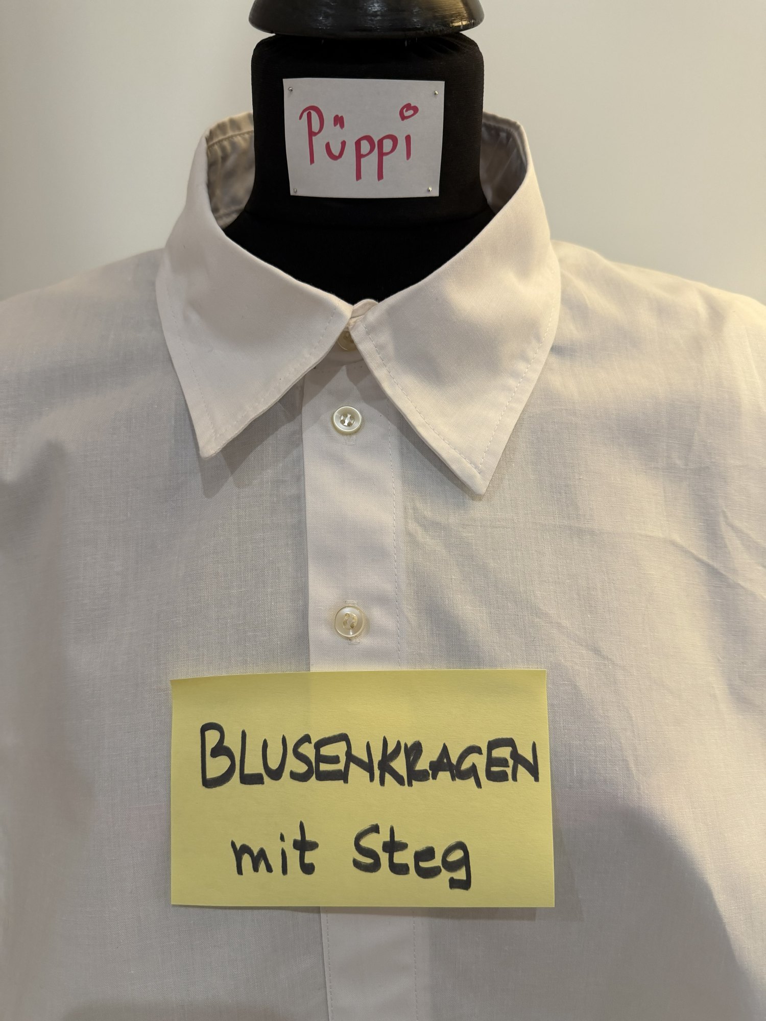 Blusenkragen mit Steg, genäht auf der Schneiderpuppe
