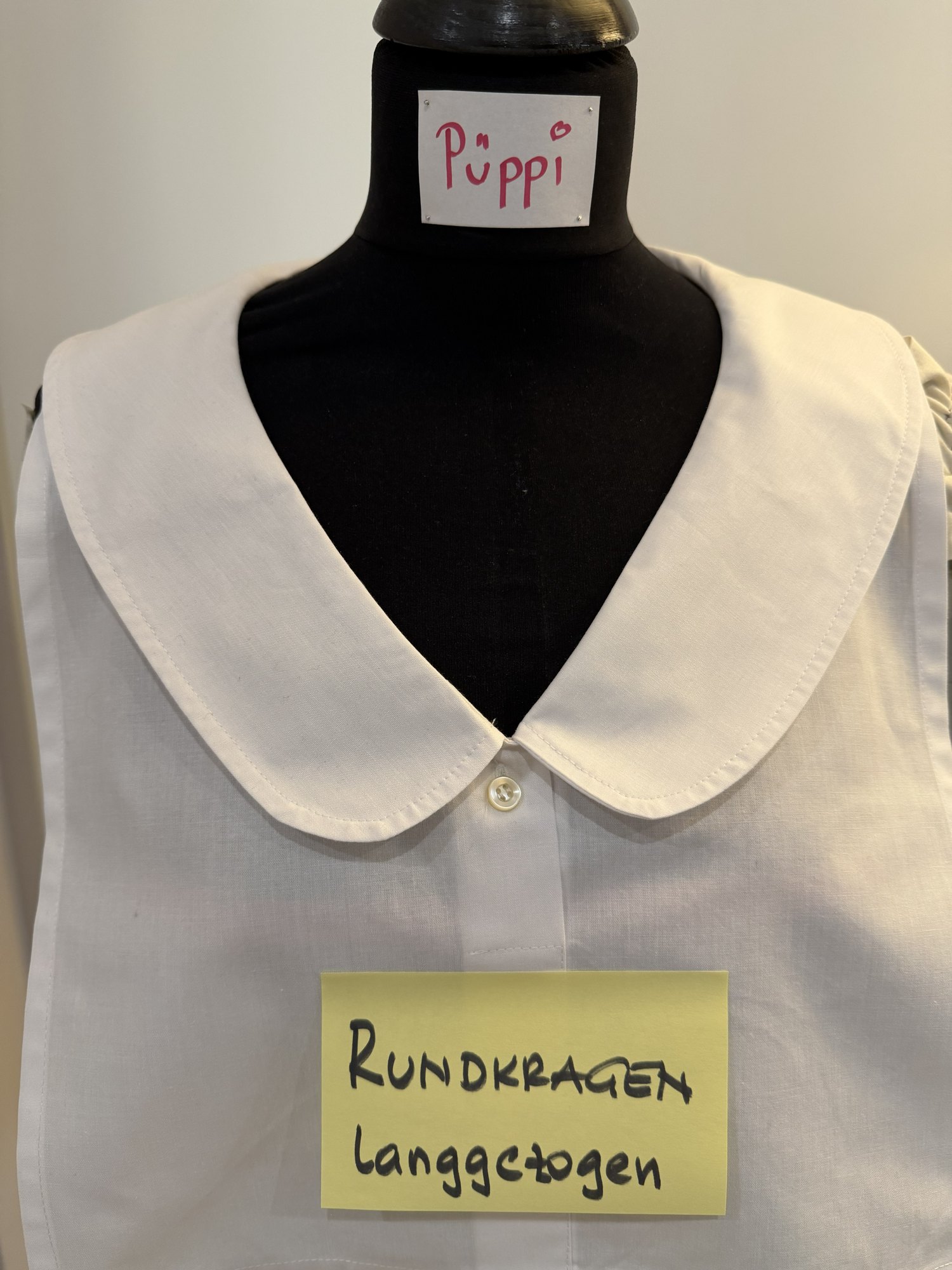 Rundkragen langgezogen, genäht auf der Schneiderpuppe