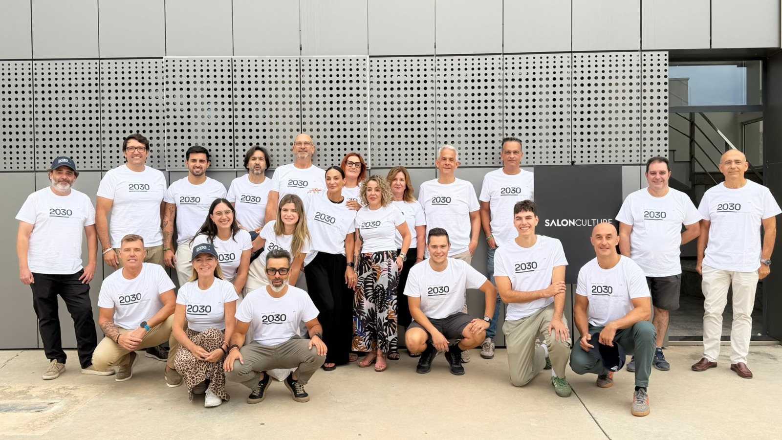El equipo K18 de Salon Culture frente a la sede de Salon Culture