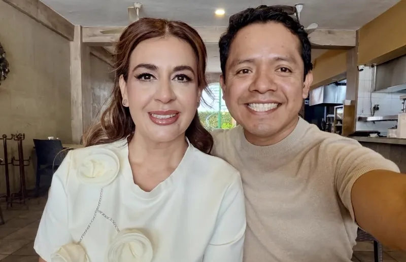 Alma Sández y su esposo sonriendo juntos en una selfie