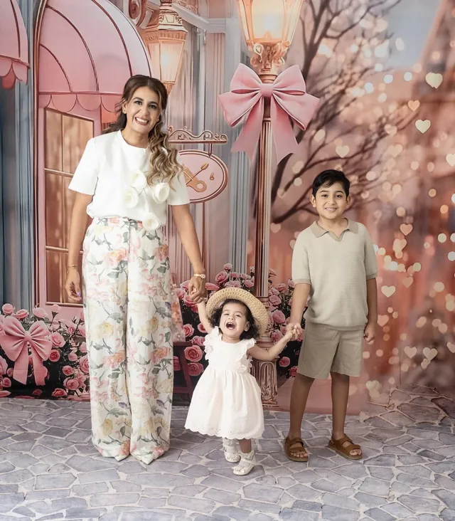 Alma Sández con sus dos hijos, tomados de la mano