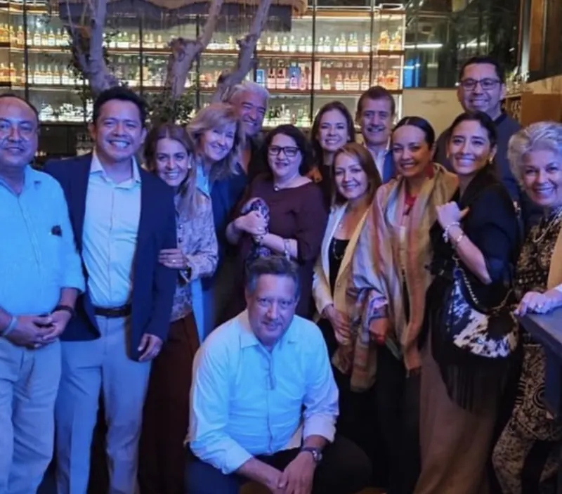 Alma Sández en un grupo de empresarios