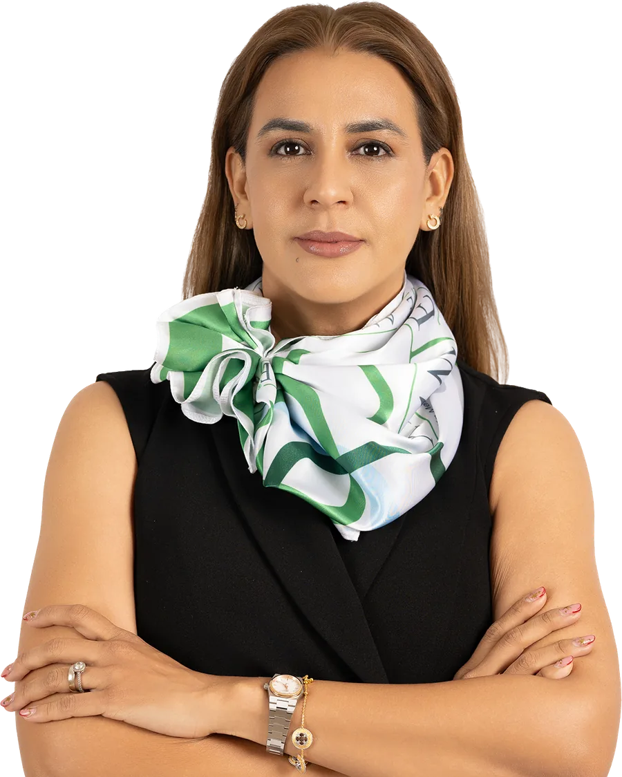 Alma Sández con vestido negro y mascada verde, de brazos cruzados