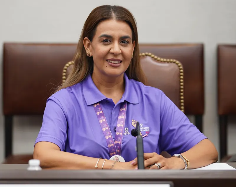 Alma Sández en una reunión de AMMJE, sentada al frente de la mesa