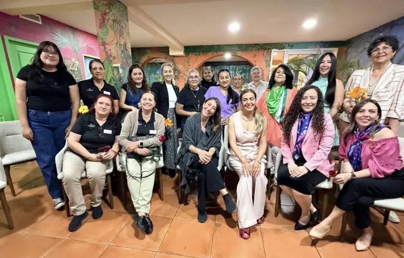 Alma Sández con su equipo de ventas