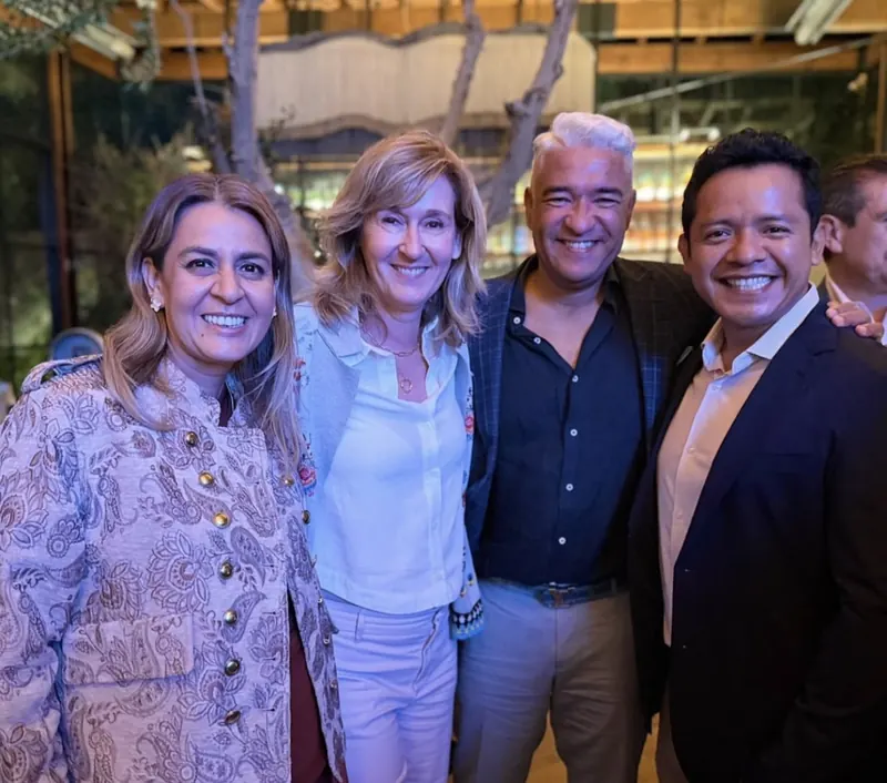 Alma Sández con sus mentores