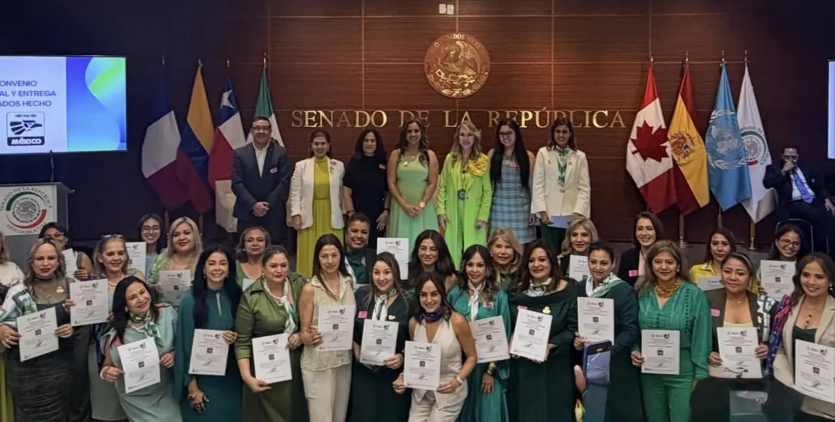 Alma Sández con un grupo de mujeres reconocidas en el Senado de la República