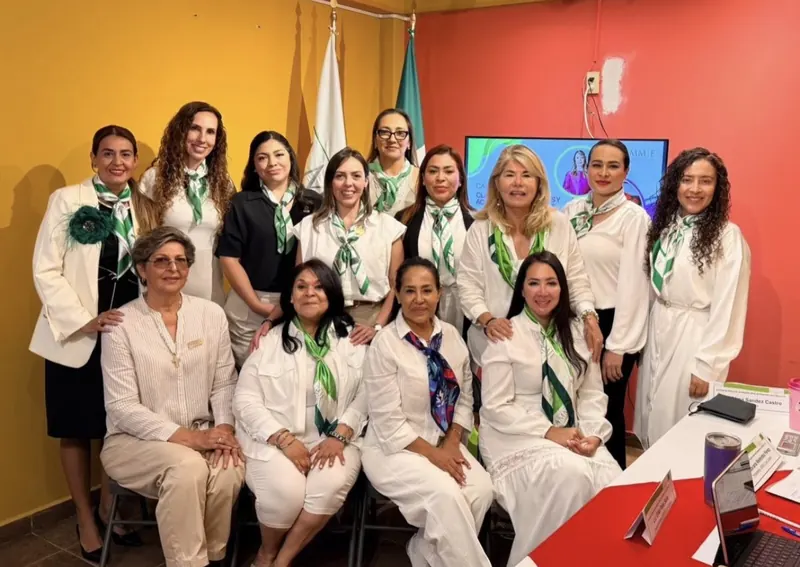 Alma Sández con un grupo de mujeres empresarias vestidas de blanco
