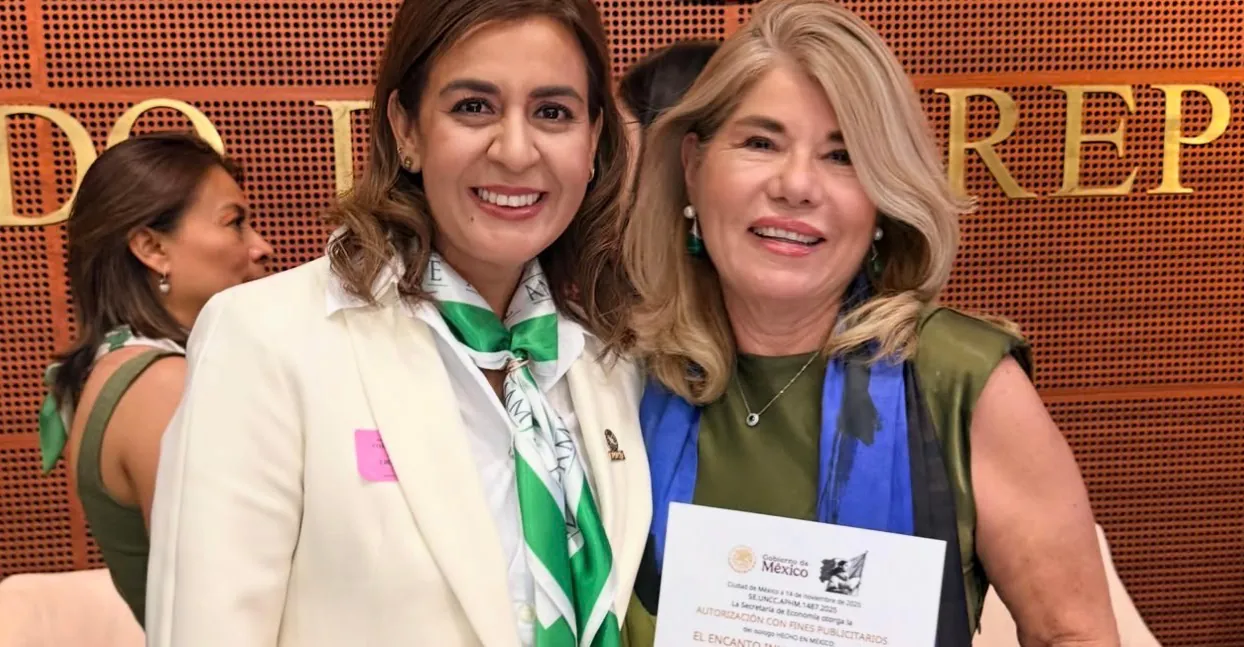 Alma Sández conversando y sonriendo junto a otra mujer
