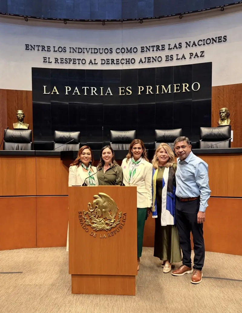 Alma Sández junto a la tribuna del Senado de la República