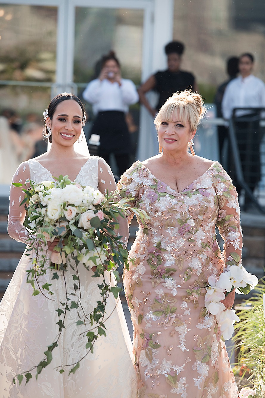 winning ideas for your wedding, winning wedding ideas, wedding ideas,  brian kelm, brian kelm productions, brian kelm wedding mc, brian kelm wedding planner, brian kelm master wedding event planner, personalizing your bouquet, bride bouquet, wedding bouquet