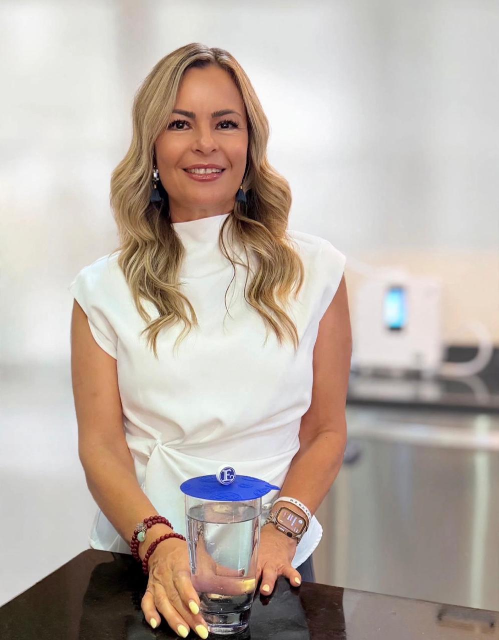 Gloria Neaves realizando una demostración de agua