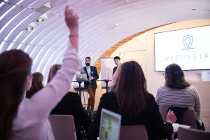 Les participants pendant une conférence au Meeting Lab