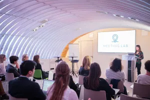 La salle voûtée du Meeting Lab en configuration conférence