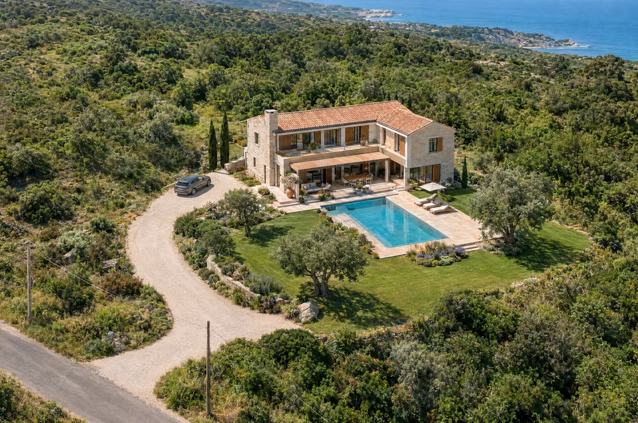 Symbolic image Type C: a single villa with pool on a wooded slope
