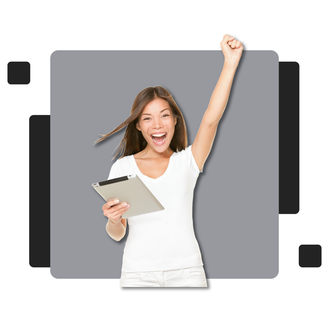 Imagen de una chica levantando su mano en señal de victoria para representar el éxito en la Certificación de Coaching.