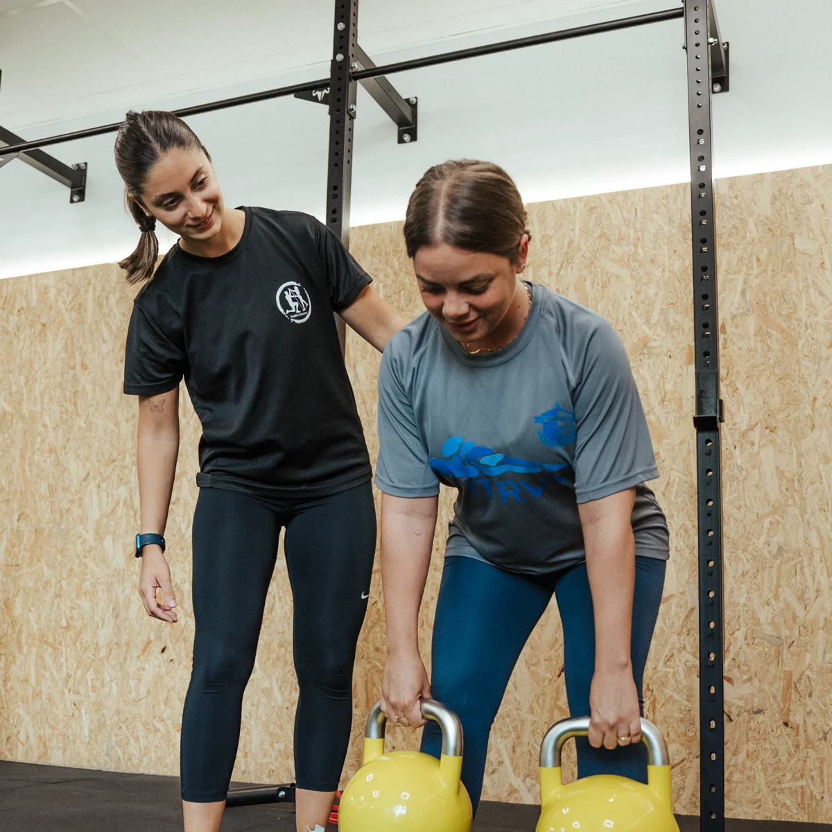 Entrenadora guiando a una persona durante su entrenamiento en PremierFit