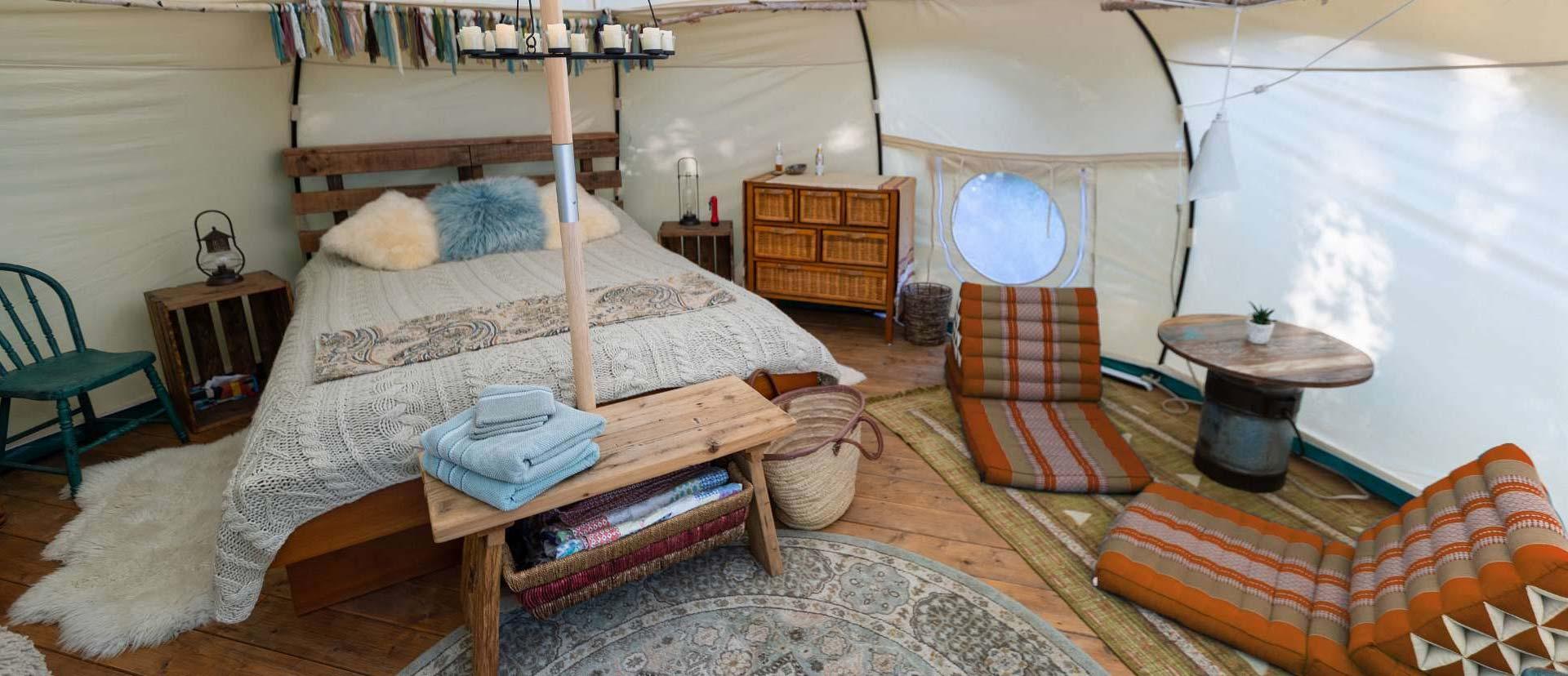 L'interno di una roulotte con il letto e le tende