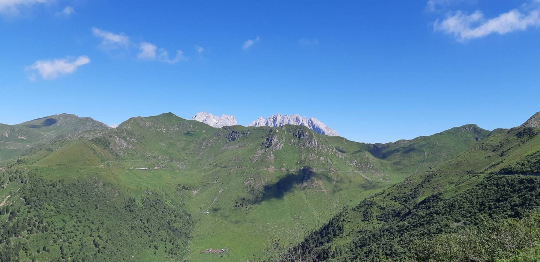 Die grünen Wiesen der Panoramica delle Vette