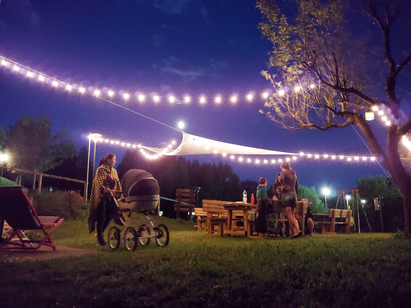 Lichtjes aan boven de staanplaatsen op een zomeravond