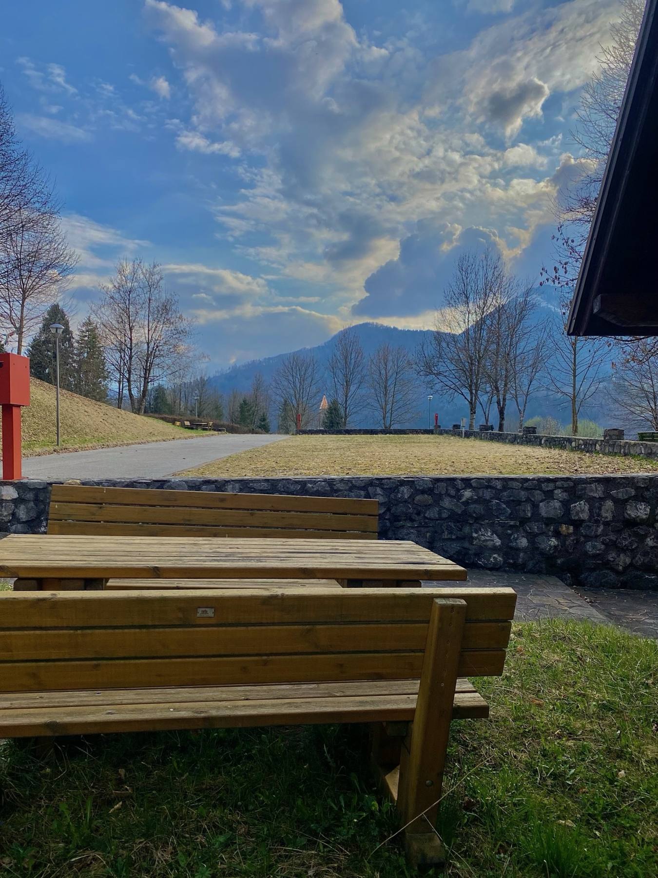 I tavoli da picnic in legno davanti alle montagne