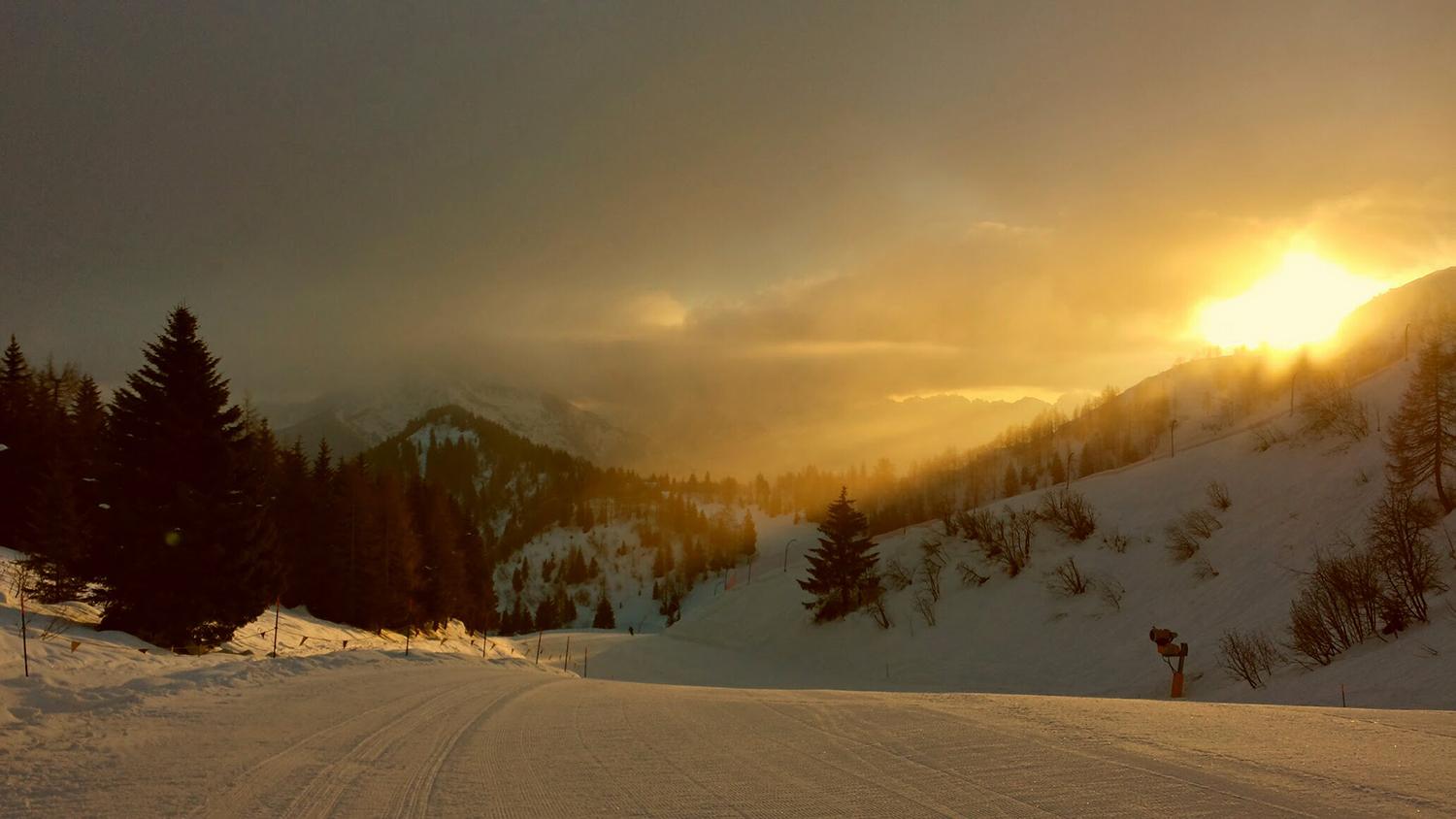 Sonnenaufgang über dem Schnee in Karnien