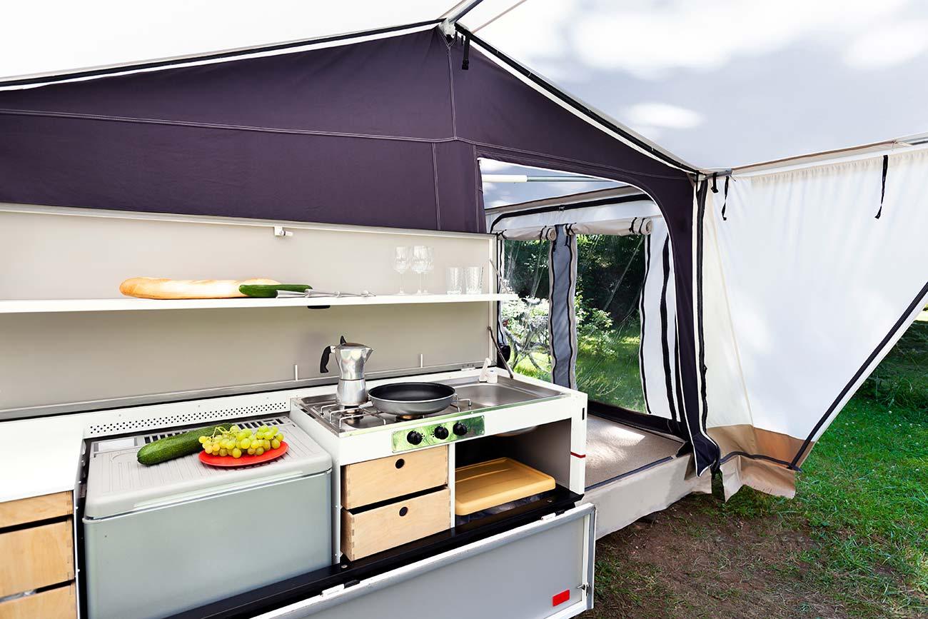 La cucina sotto la veranda di un camper
