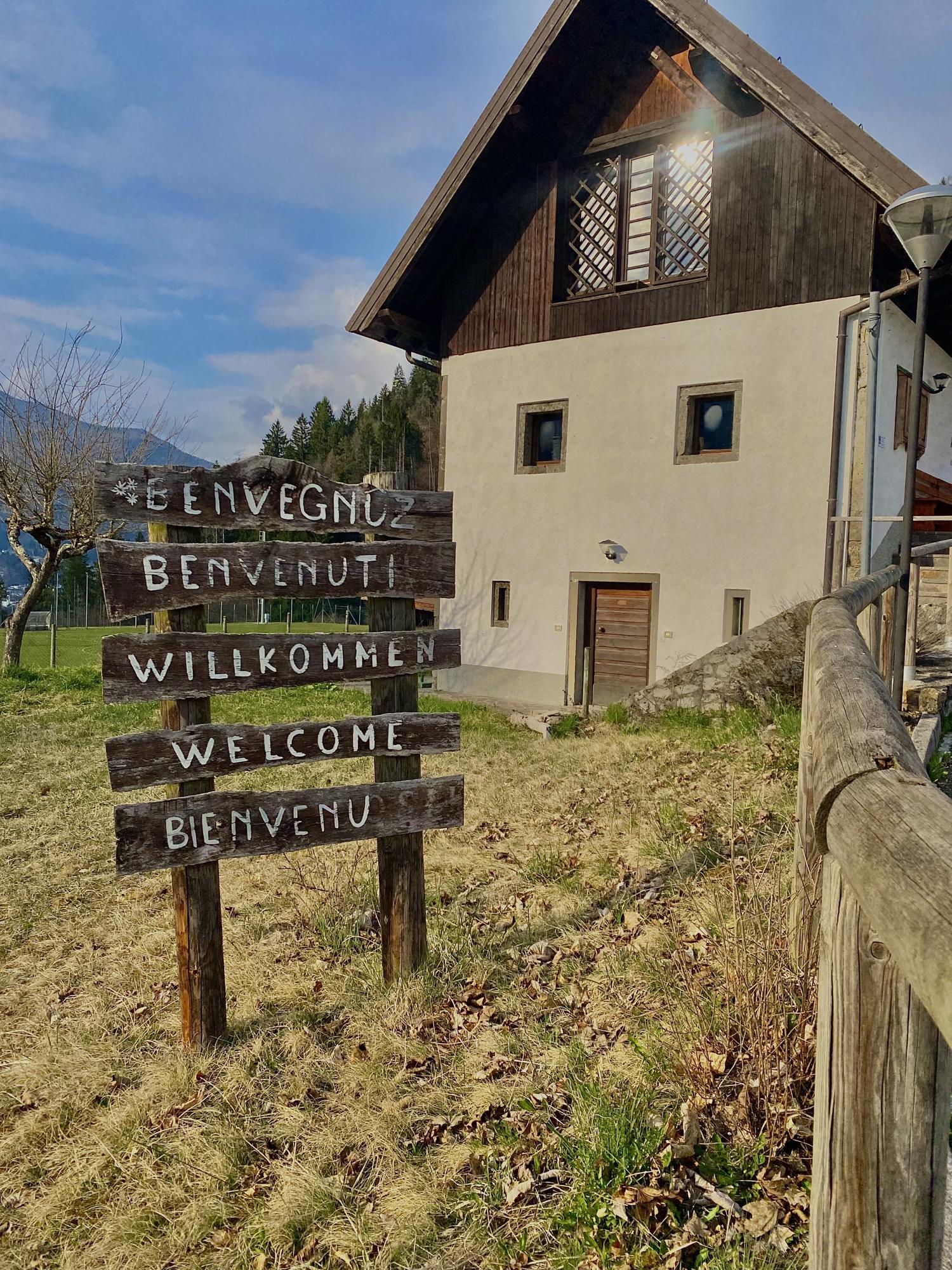 I cartelli di benvenuto in più lingue davanti alla locanda Al Feralut