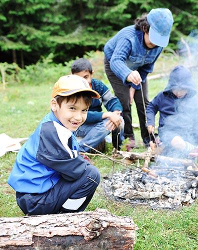 Ein Kind bläst mit seinem Papa ins Feuer