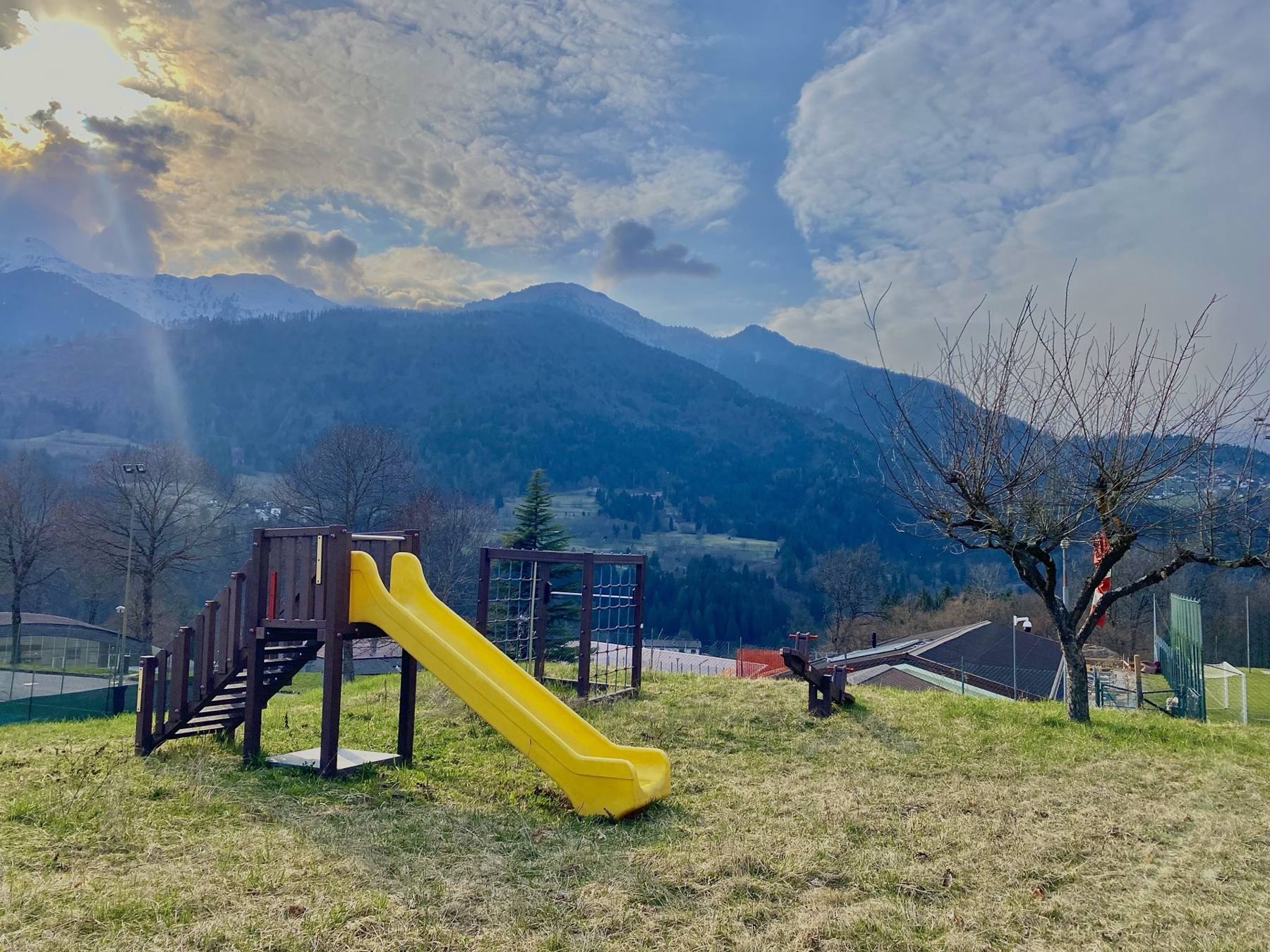 Il parco giochi con lo scivolo giallo e la valle sullo sfondo