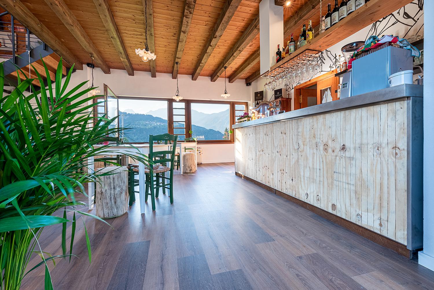 The light wood bar counter with windows onto the greenery