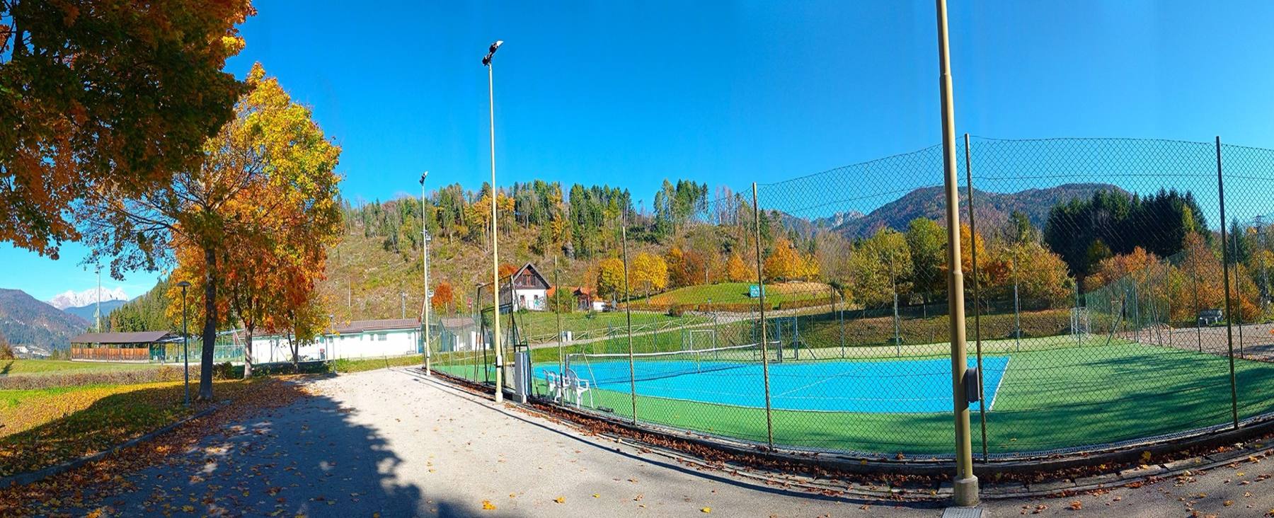 Die Tennisplätze und der Fußballplatz des Sportzentrums Ovaro im Herbst