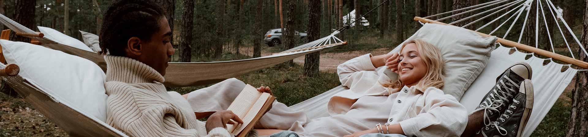 Twee gasten rusten in de hangmat tussen de bomen
