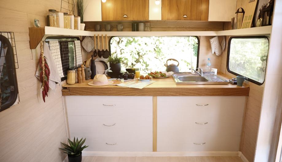 L'angolo cucina di una roulotte