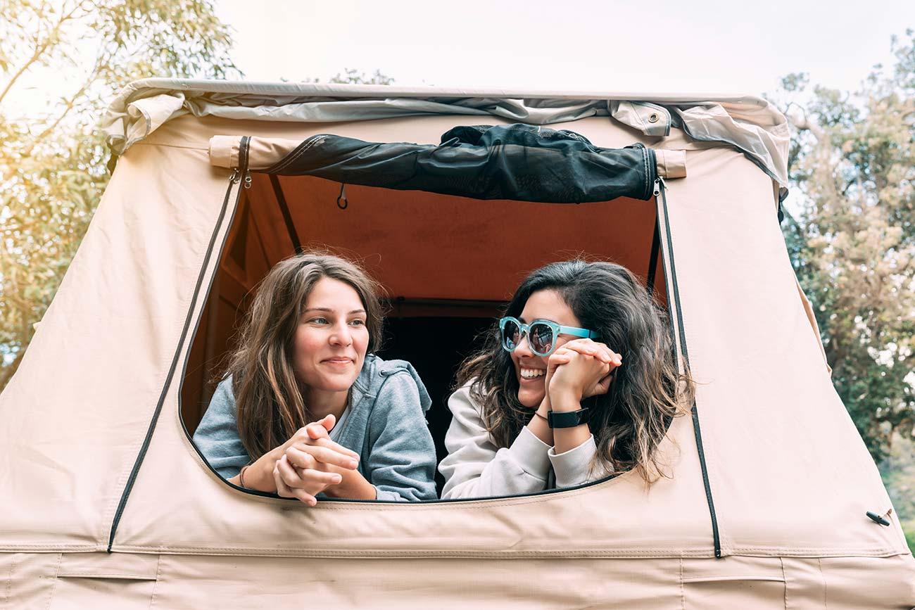 Due amiche affacciate alla finestra della tenda