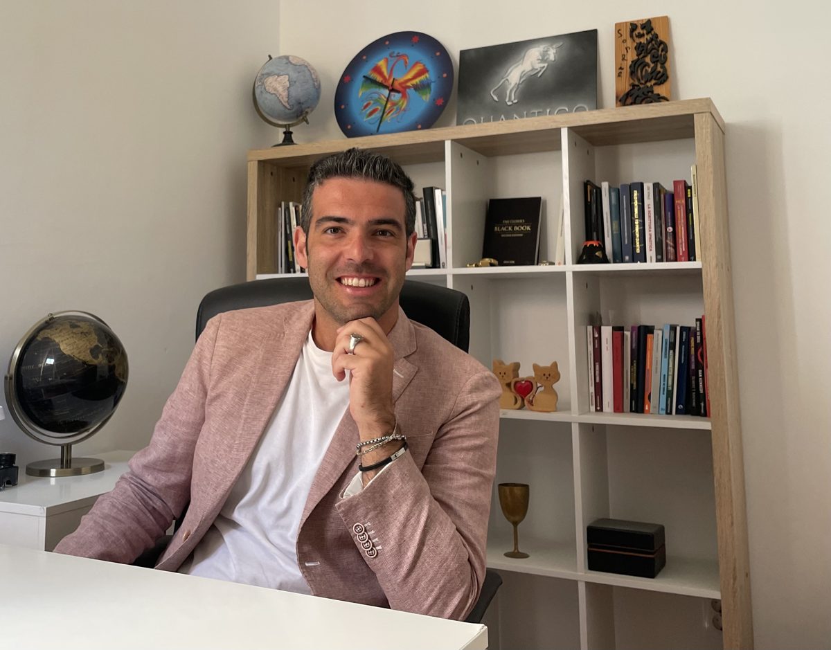 Matia Oliveri nel suo studio