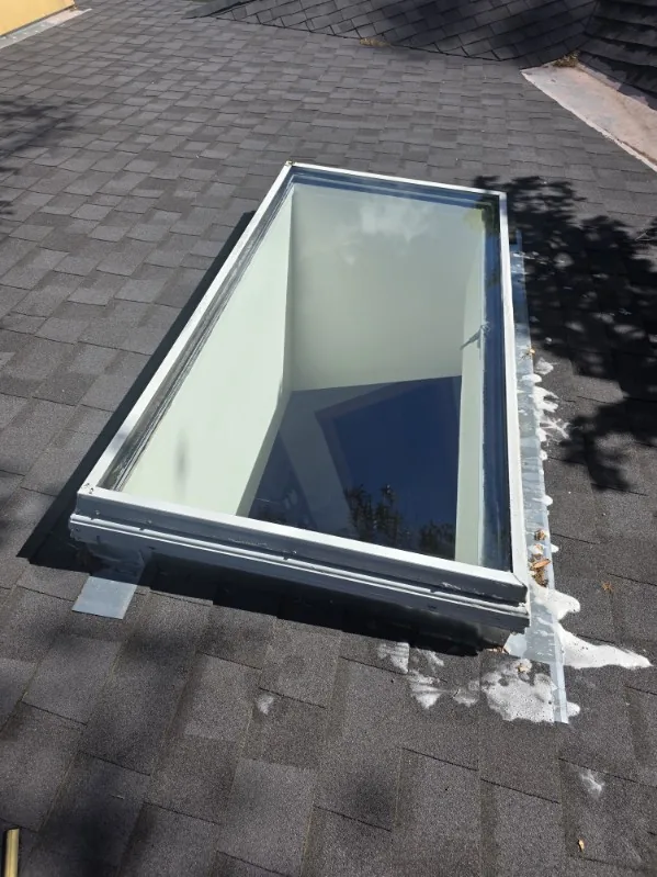 Hugo's Services — Roof window with clear glass