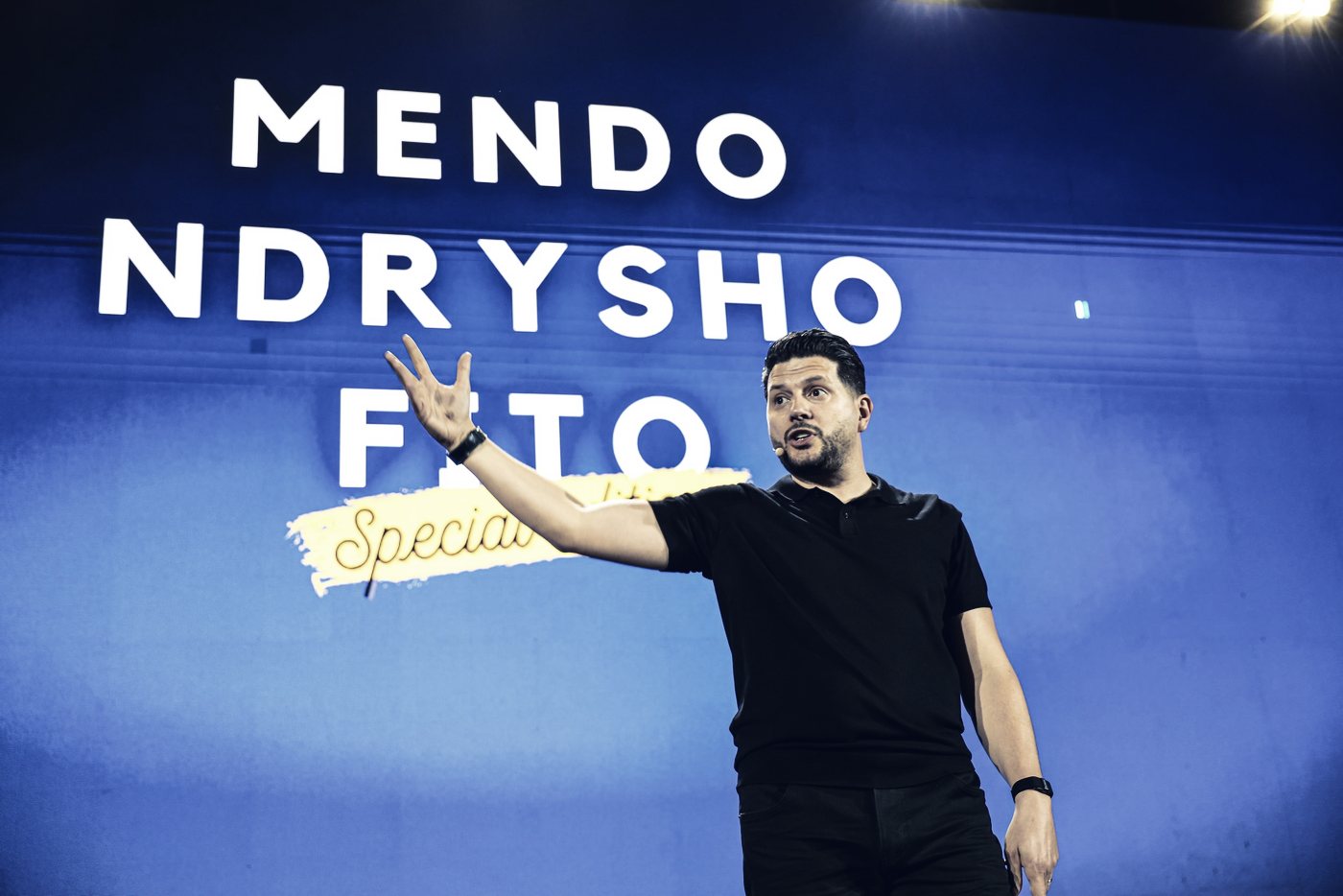 Ermal Mamaqi në skenë te Mendo Ndrysho Fito Special Edition