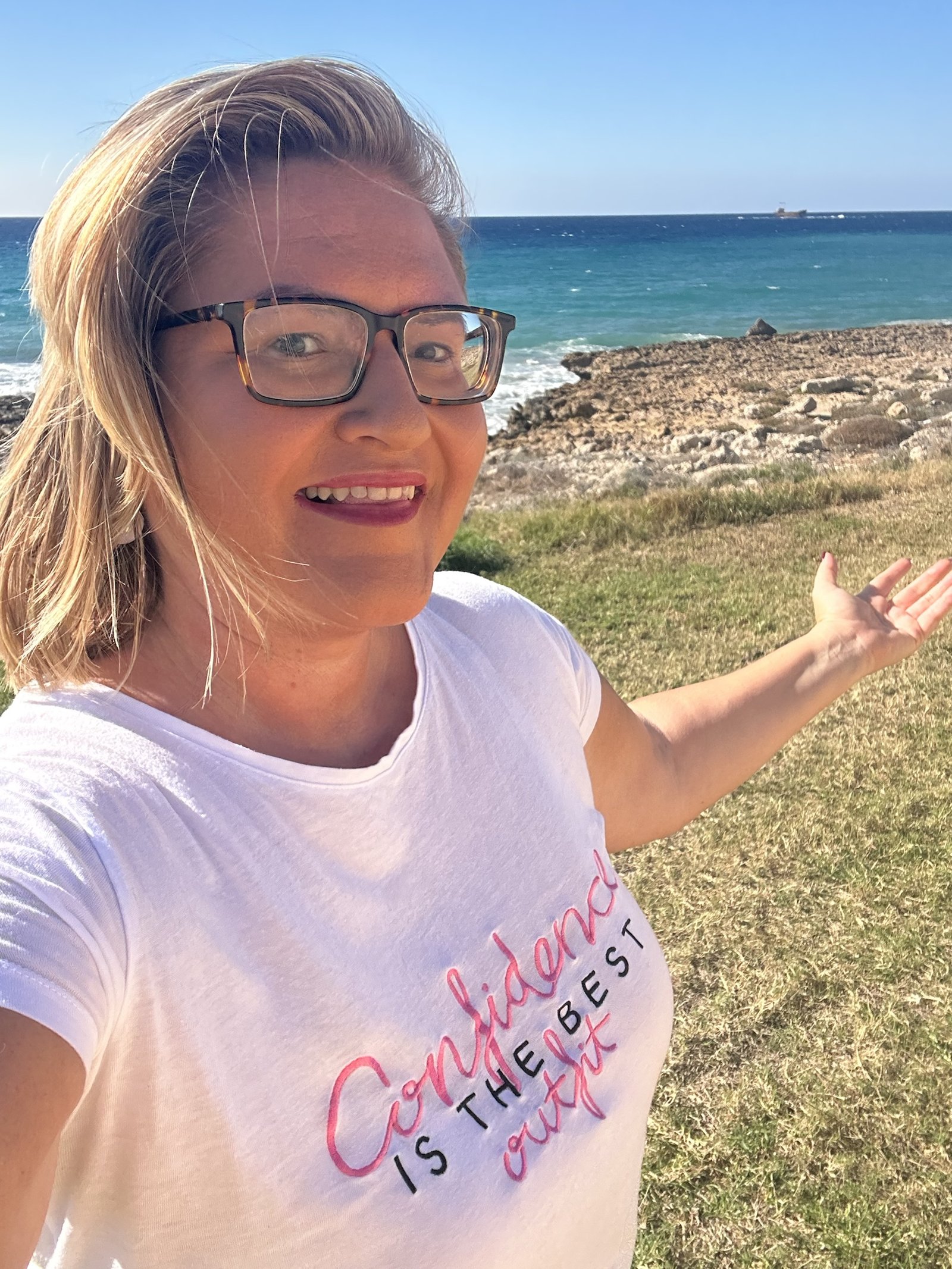 Eleni am Meer mit ausgestreckter Hand