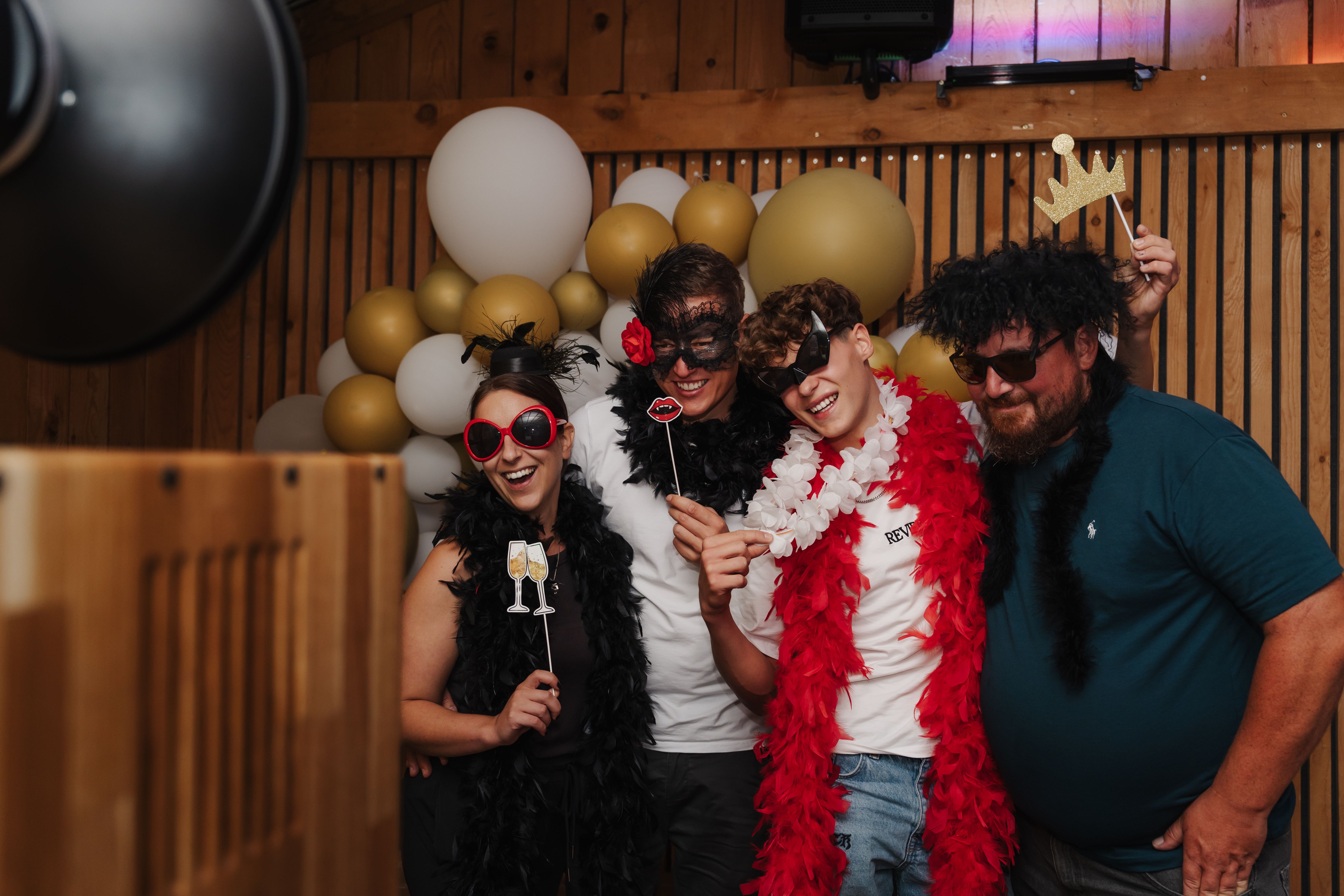 LUMI Fotobox aus Eichenholz bei einer Hochzeit in warmem Licht