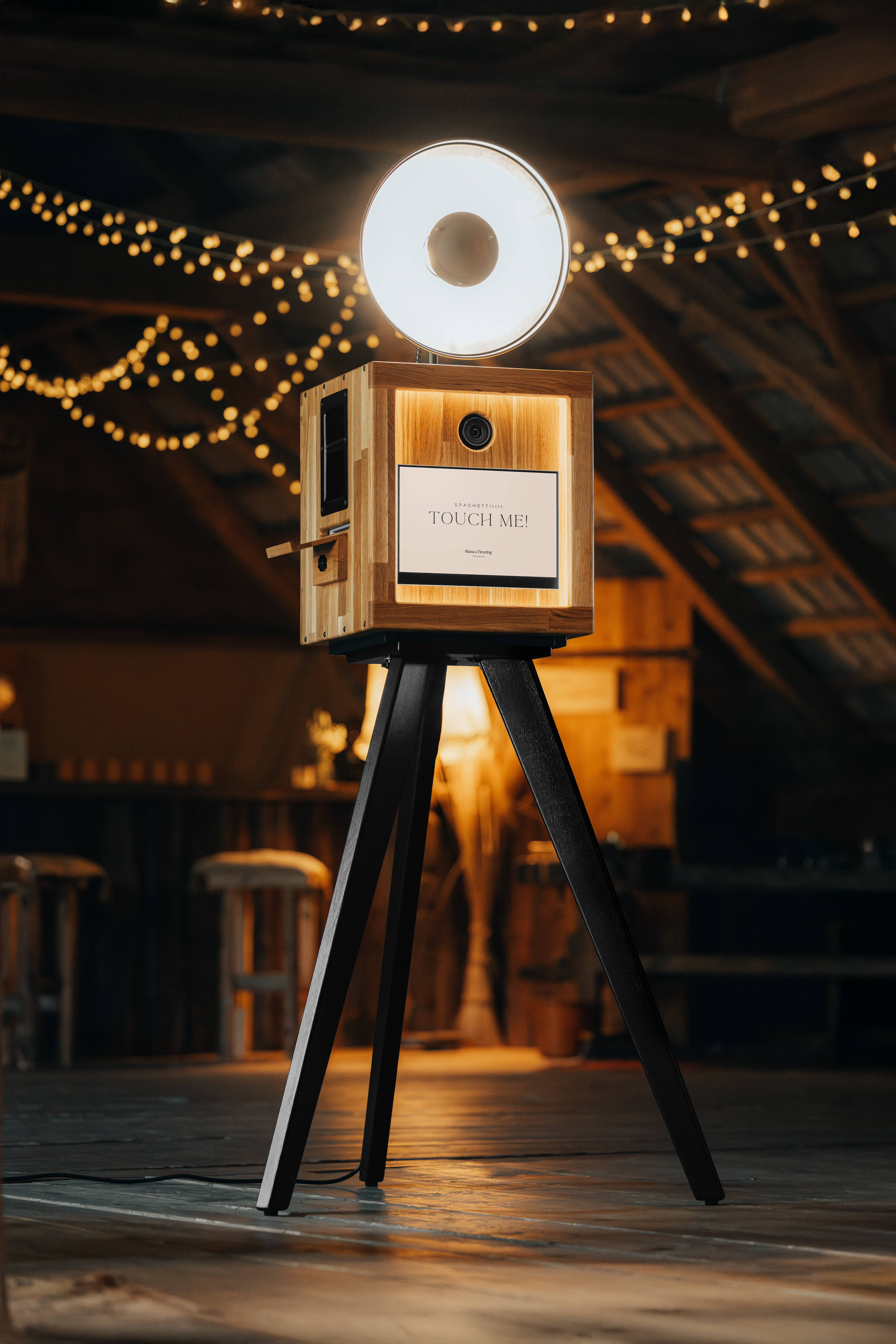 LUMI Fotobox aus massivem Eichenholz in einer eleganten Hochzeitslocation