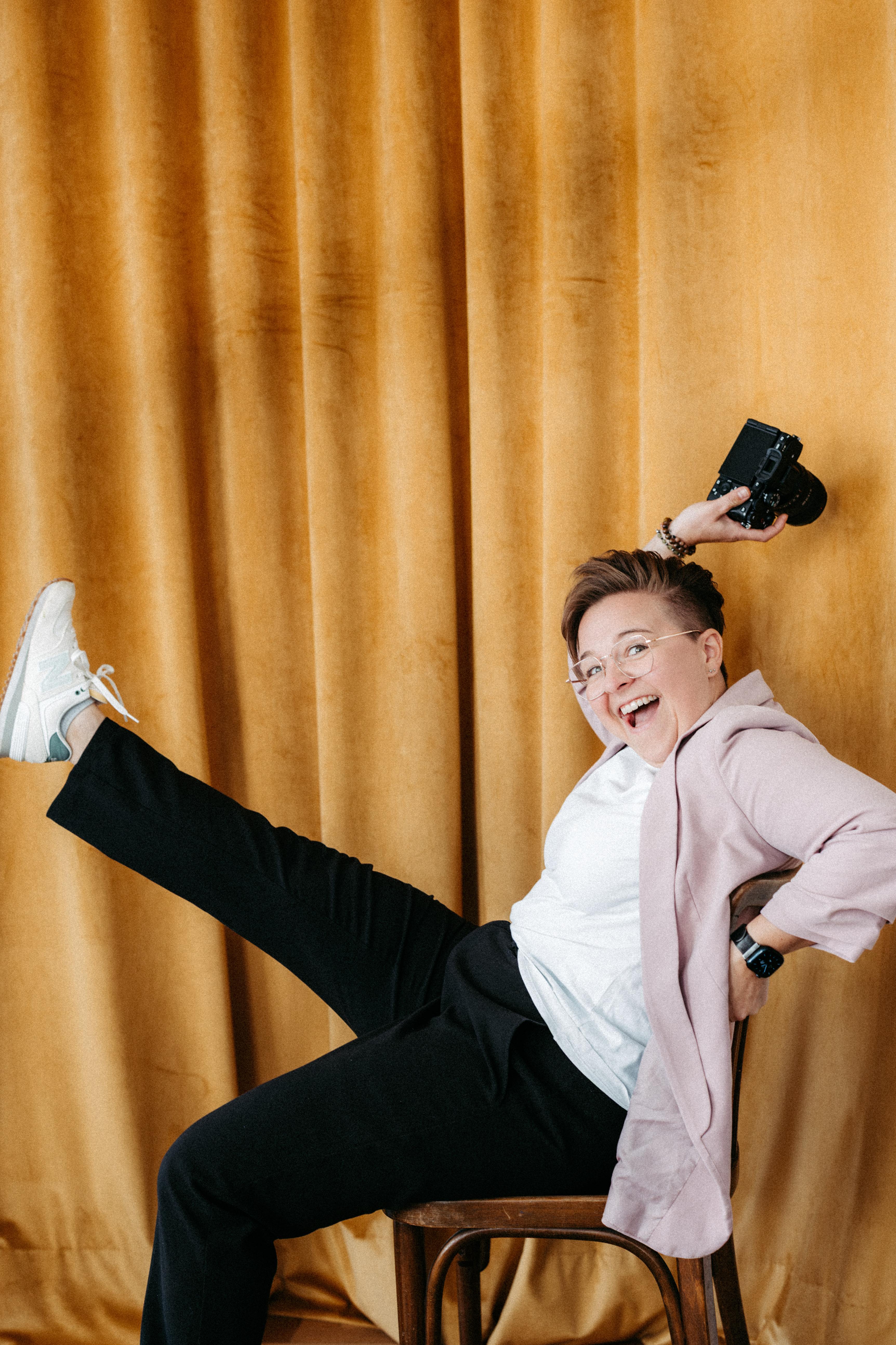 Bianca Deuring beim Aufbau der LUMI Fotobox, natürlich und in Schwarz-Weiß