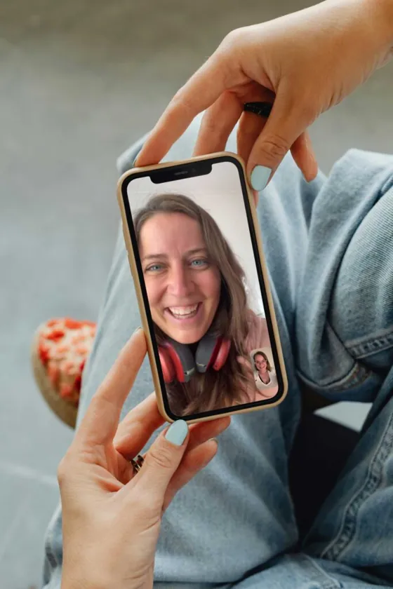 Videocall mit einer Kundin auf dem Smartphone