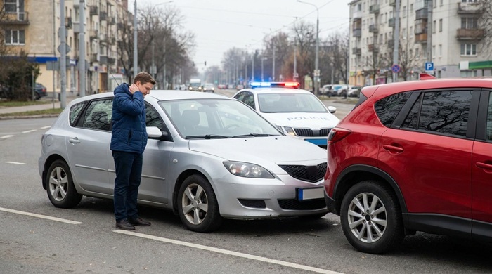 man in a car accident in Tucson AZ highway waiting for police