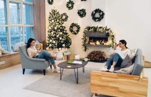 Decor that Doesn’t Crowd: Holiday Atmosphere in Small Spaces