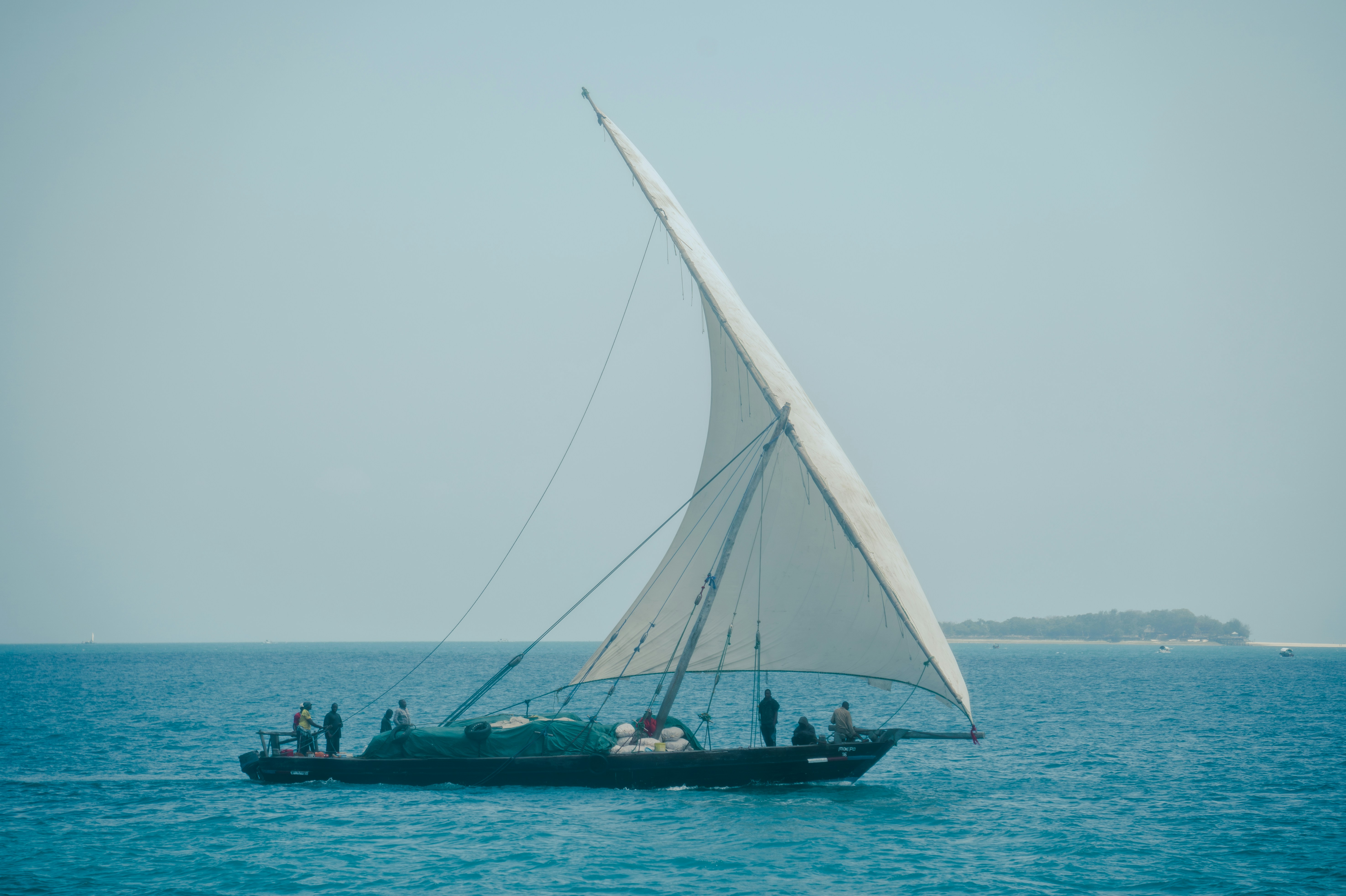Dhow tradicional navegando frente a la costa de Zanzíbar