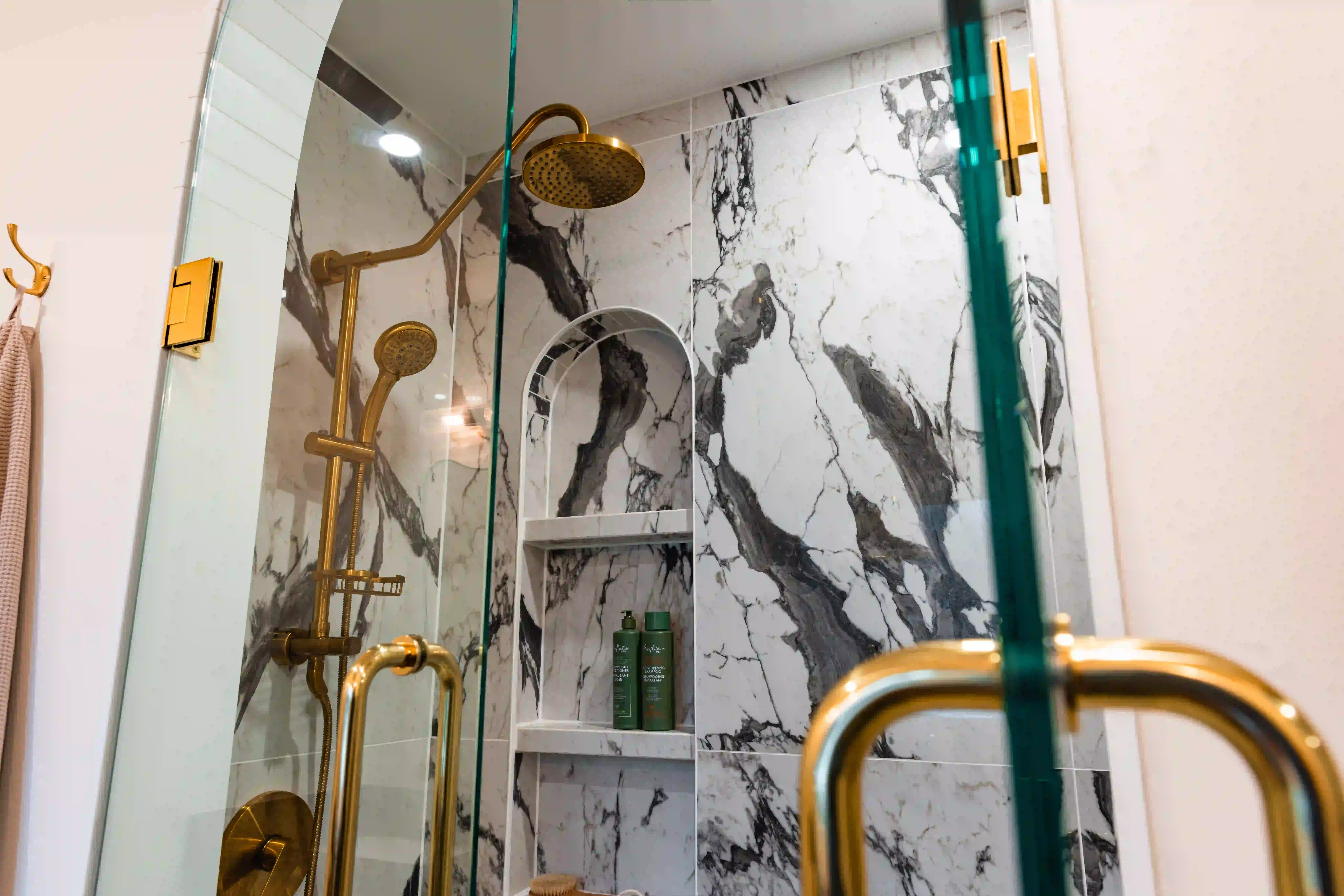 Shower and tub area at The White House