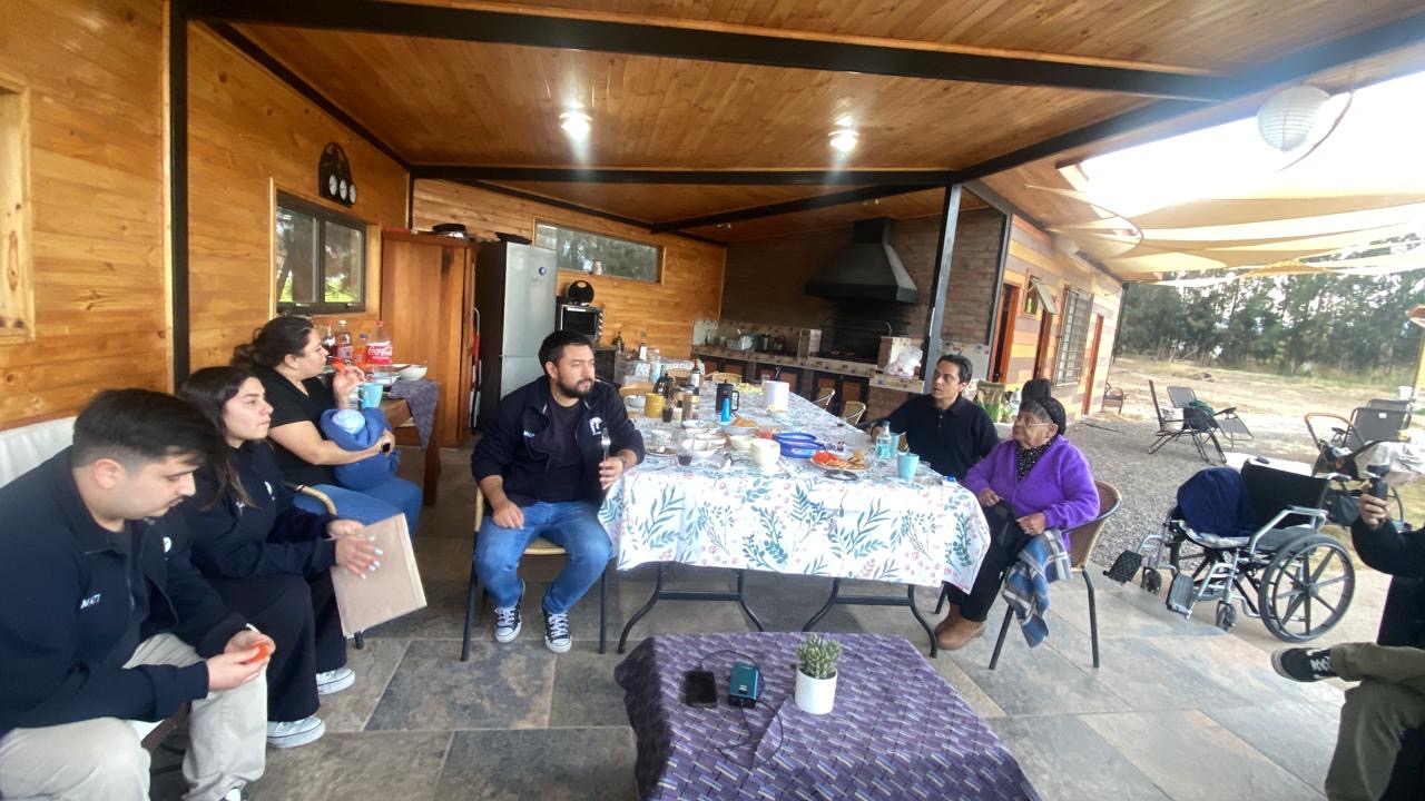 Conversación entre participantes durante el cierre