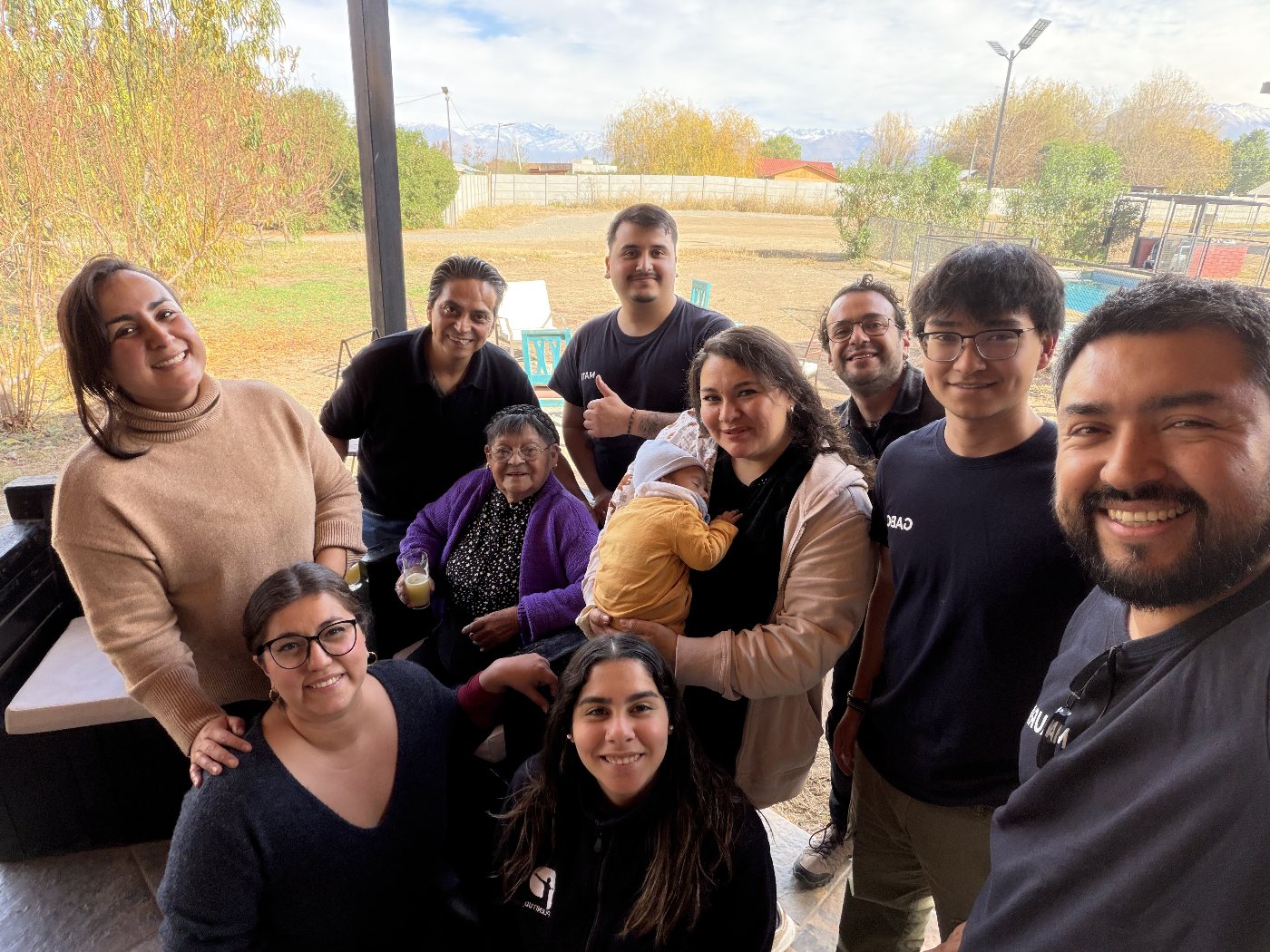 Participantes y equipo celebrando el cierre de la primera generación de Transformados