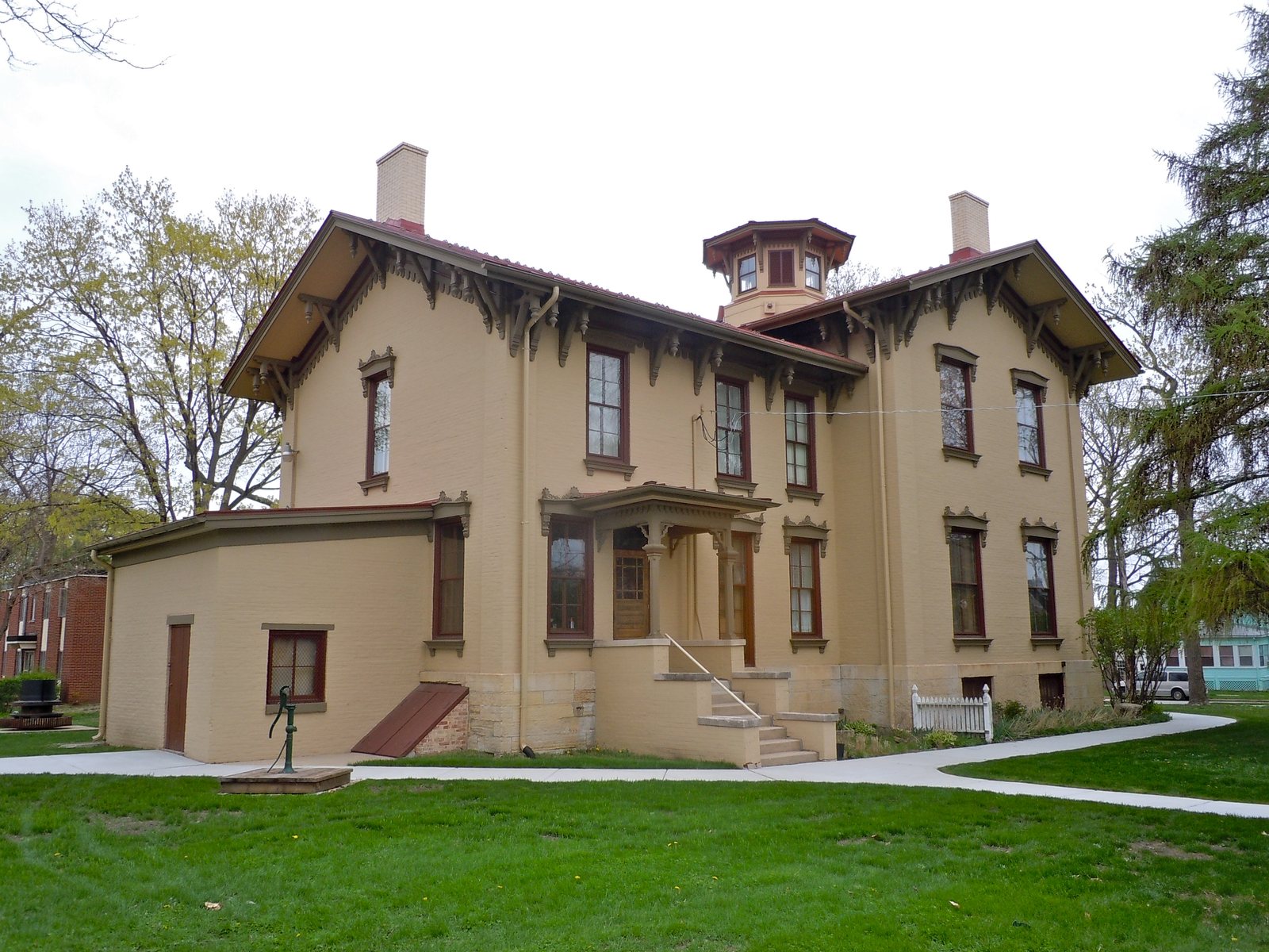 Tan Italianate Tanner House museum with a cupola, in the Tanner historic district of Aurora, Illinois